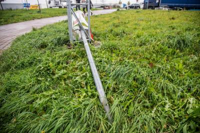 Denkendorf: Sturmboee zieht ueber Rastanlage an der A8 - Mehrere umgestuerzte Transporter - Verletzte